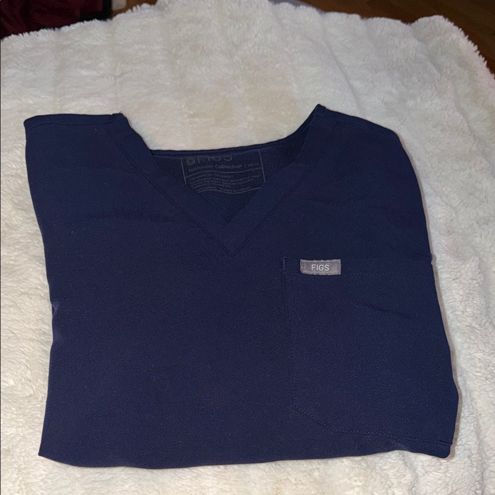 FIGS Women’s Catarina One Pocket Navy scrub top- petite small
